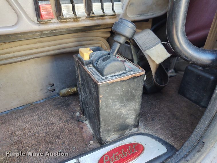 image for item FY9882 2009 Peterbilt 386  semi truck