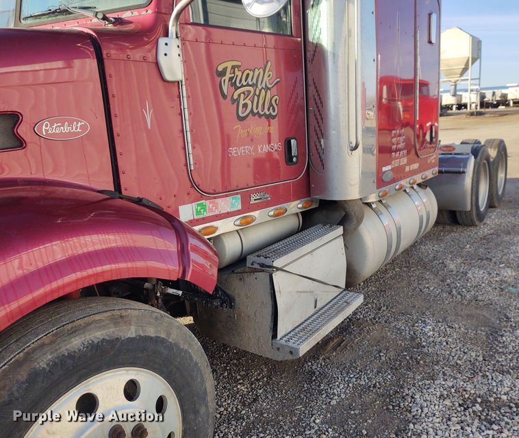 image for item FY9882 2009 Peterbilt 386  semi truck