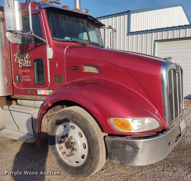 image for item FY9882 2009 Peterbilt 386  semi truck
