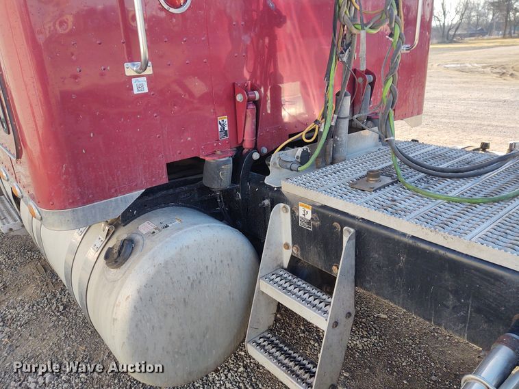 image for item FY9882 2009 Peterbilt 386  semi truck