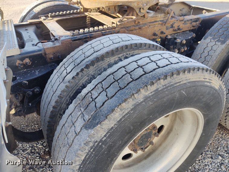 image for item FY9882 2009 Peterbilt 386  semi truck