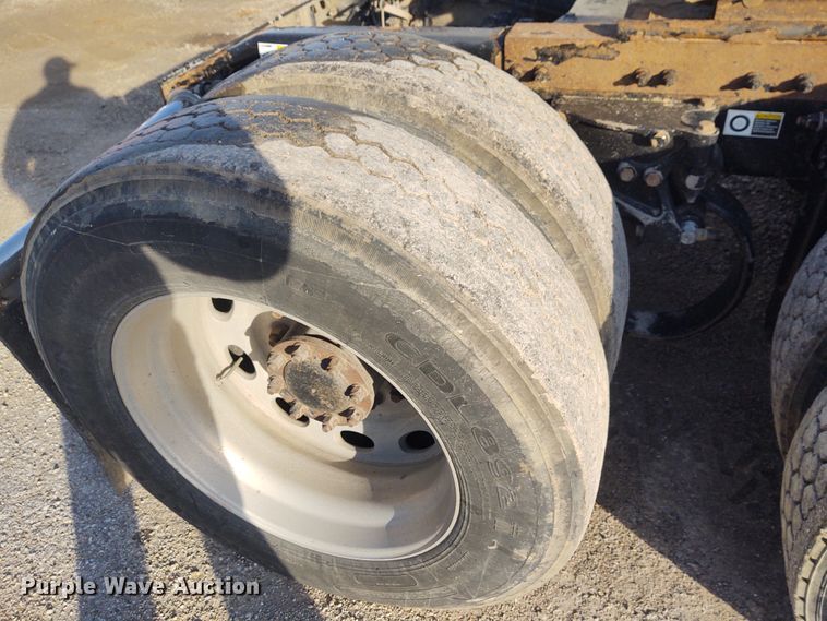 image for item FY9882 2009 Peterbilt 386  semi truck