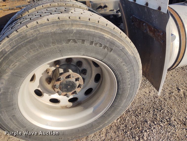 image for item FY9882 2009 Peterbilt 386  semi truck