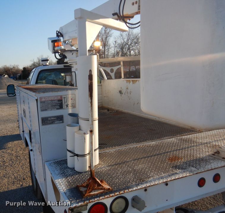 image for item GG9252 2005 Ford F450 Super Duty  bucket truck