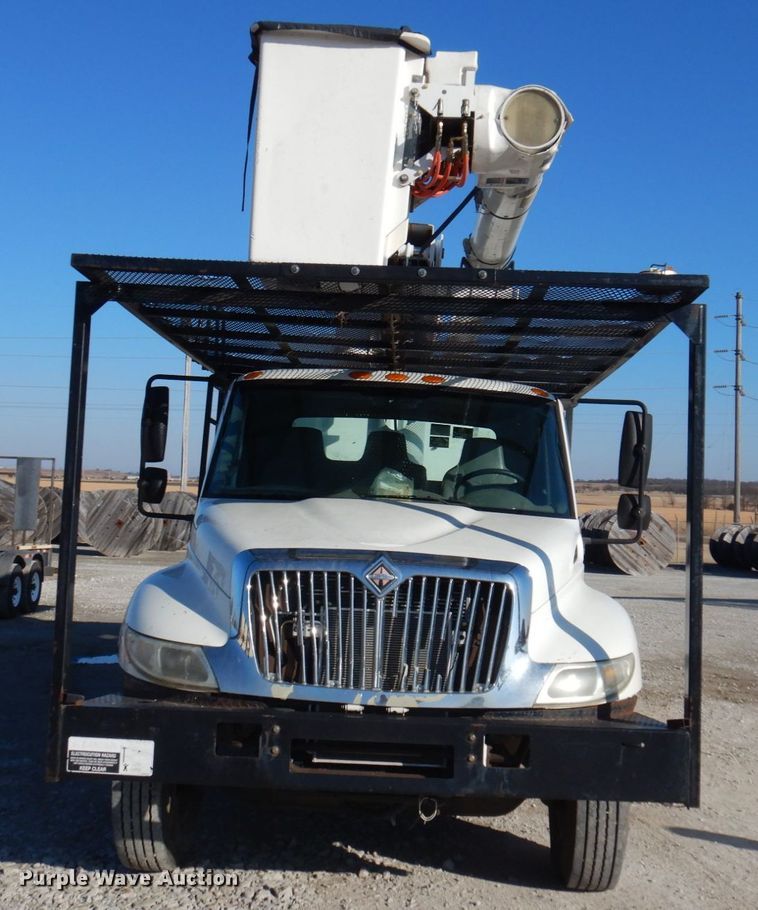 image for item GG9261 2006 International 4300  forestry bucket truck