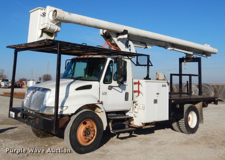 image for item GG9274 2003 International 4300  bucket truck