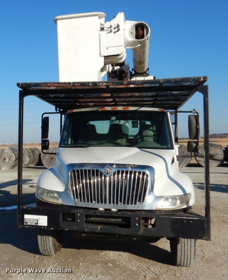 image for item GG9274 2003 International 4300  bucket truck