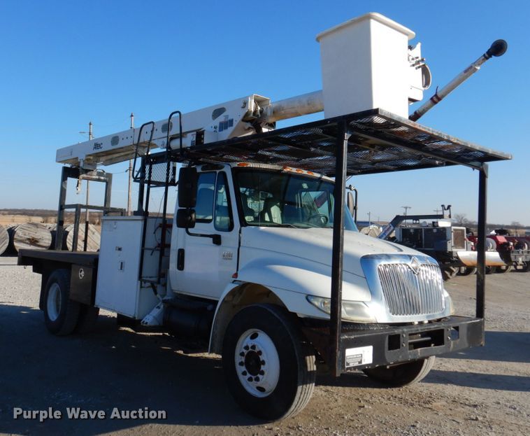 image for item GG9274 2003 International 4300  bucket truck