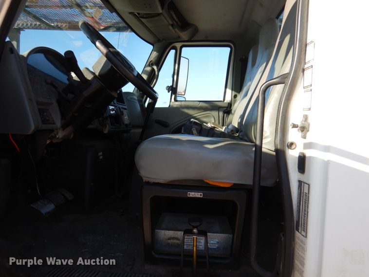 image for item GG9274 2003 International 4300  bucket truck