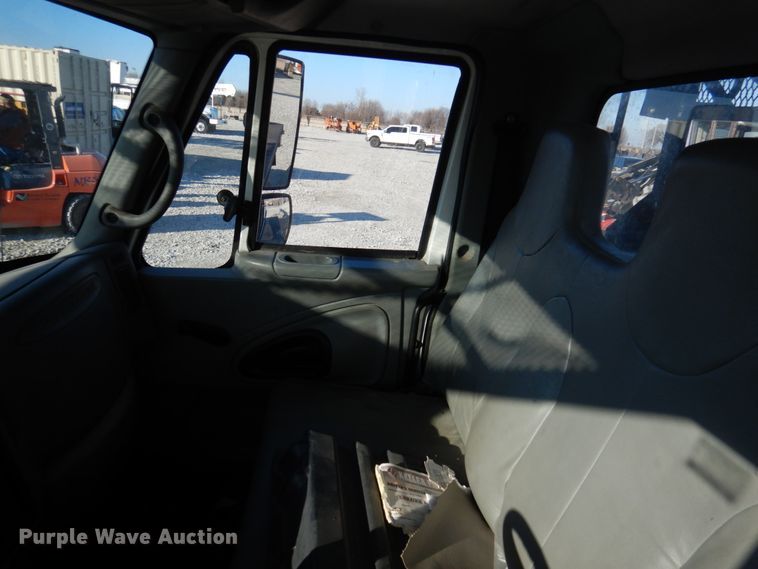 image for item GG9274 2003 International 4300  bucket truck