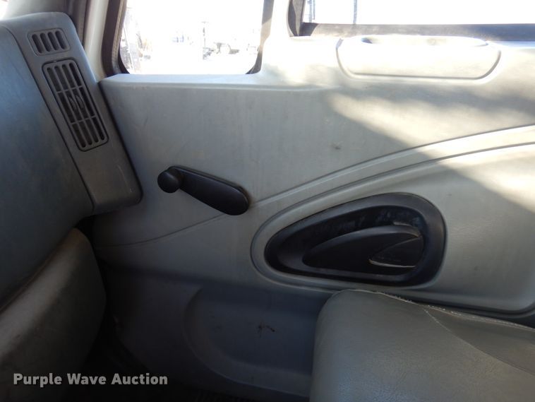 image for item GG9274 2003 International 4300  bucket truck