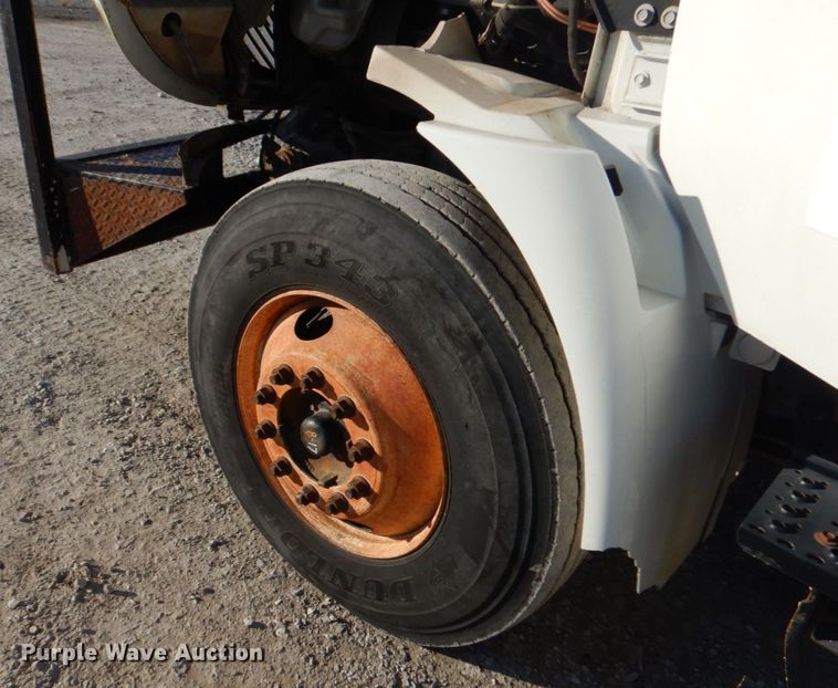 image for item GG9274 2003 International 4300  bucket truck