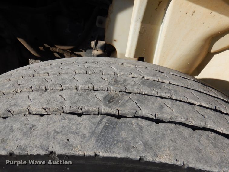 image for item GG9274 2003 International 4300  bucket truck