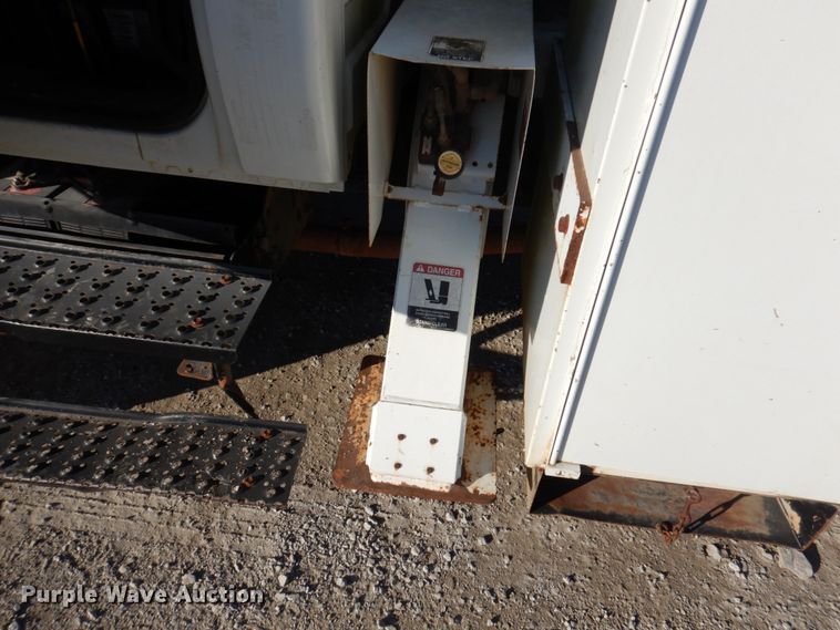 image for item GG9274 2003 International 4300  bucket truck