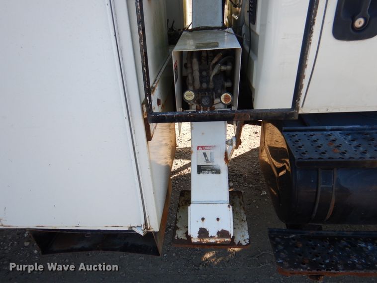 image for item GG9274 2003 International 4300  bucket truck