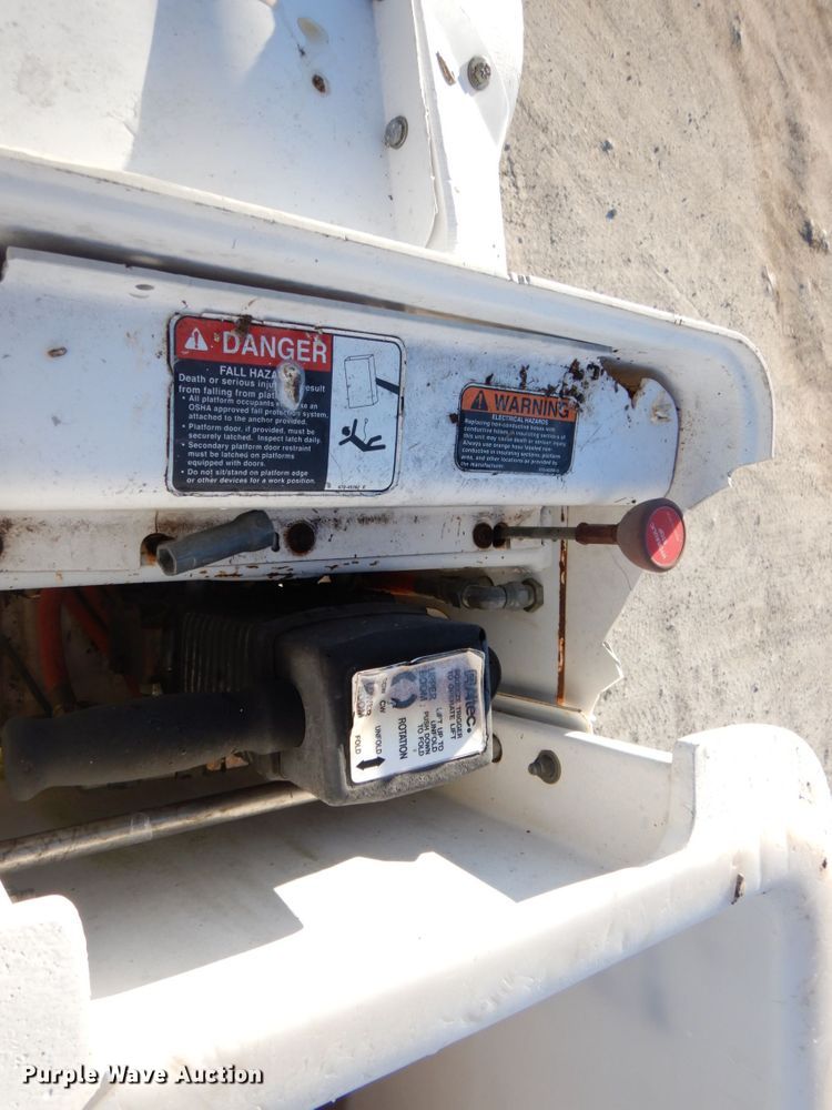 image for item GG9274 2003 International 4300  bucket truck