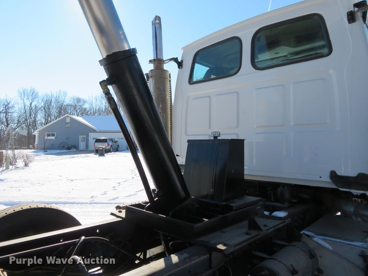 image for item GT9521 2006 Sterling LT9500  dump truck