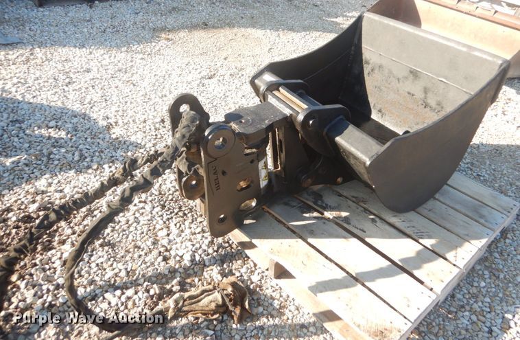 image for item GT9544 34"W excavator bucket