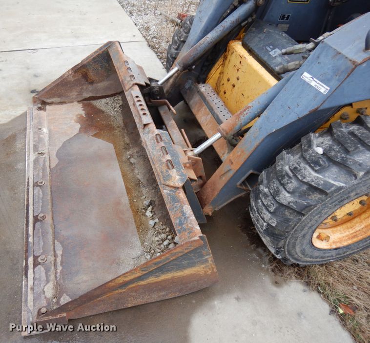 image for item HD9231 2001 New Holland LS180  skid steer loader