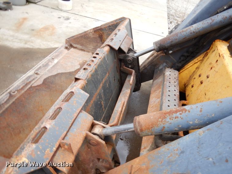 image for item HD9231 2001 New Holland LS180  skid steer loader