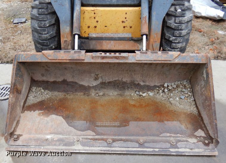 image for item HD9231 2001 New Holland LS180  skid steer loader