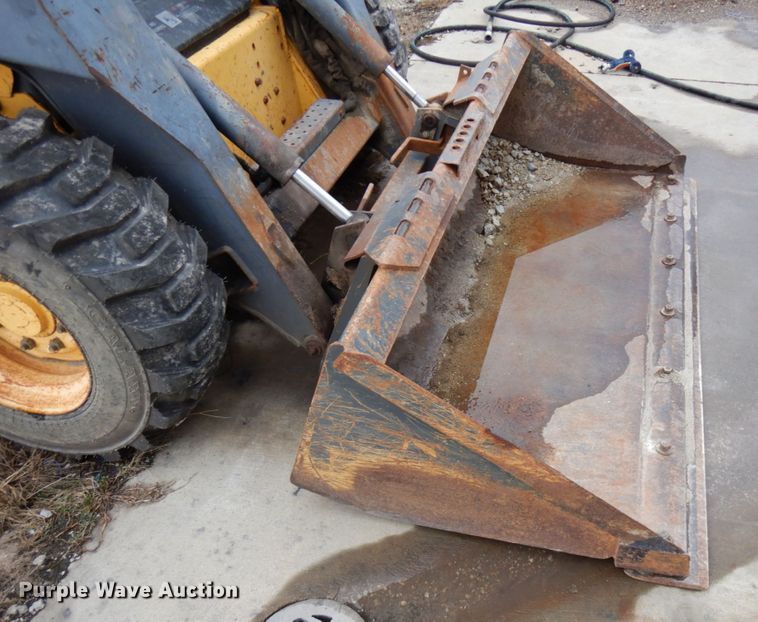 image for item HD9231 2001 New Holland LS180  skid steer loader