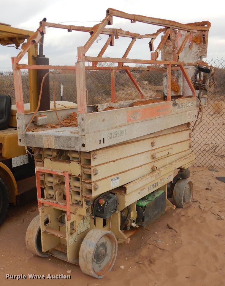 image for item HI9022 2003 JLG 2630ES  scissor lift