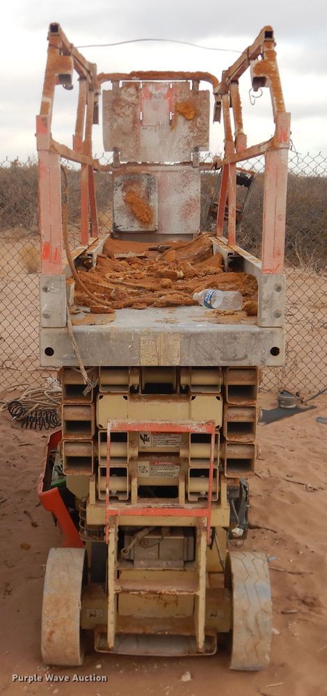image for item HI9022 2003 JLG 2630ES  scissor lift