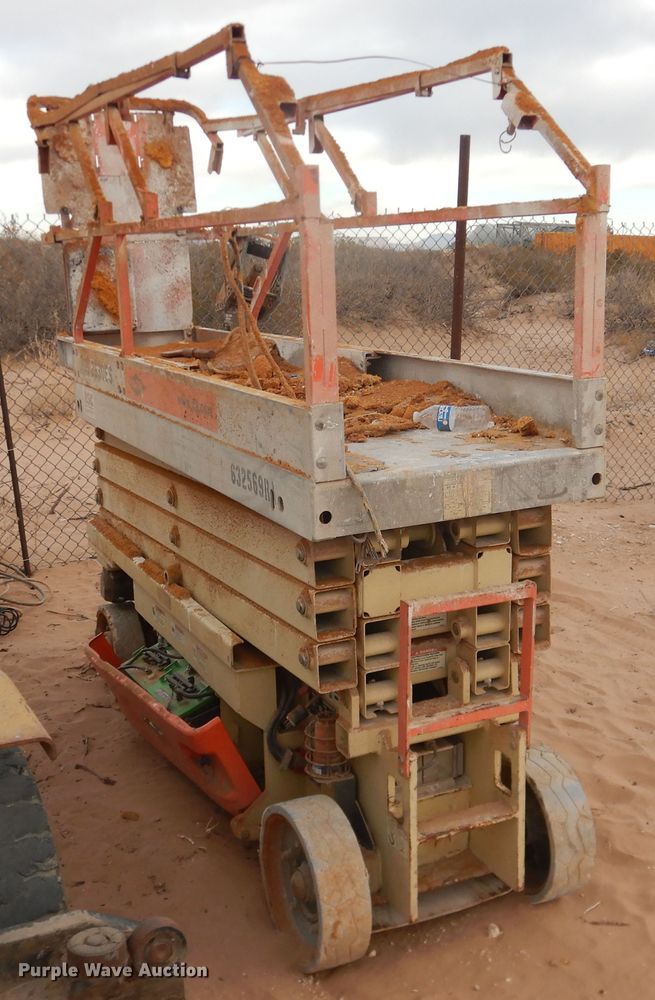 image for item HI9022 2003 JLG 2630ES  scissor lift