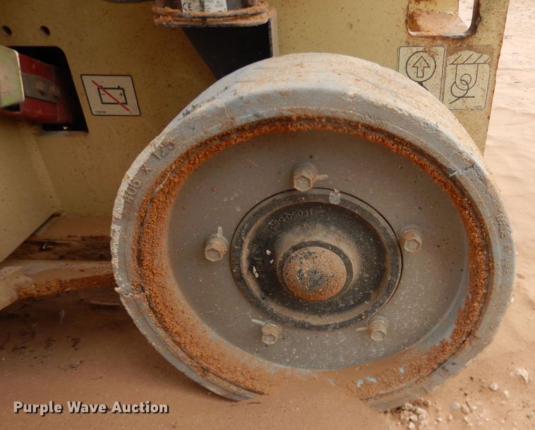 image for item HI9022 2003 JLG 2630ES  scissor lift