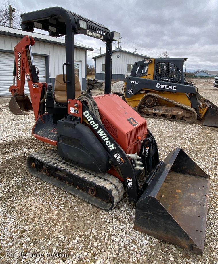 image for item HR9351 2006 Ditch Witch XT850  mini excavator / tool carrier