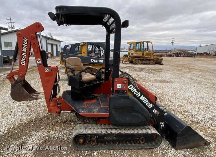image for item HR9351 2006 Ditch Witch XT850  mini excavator / tool carrier