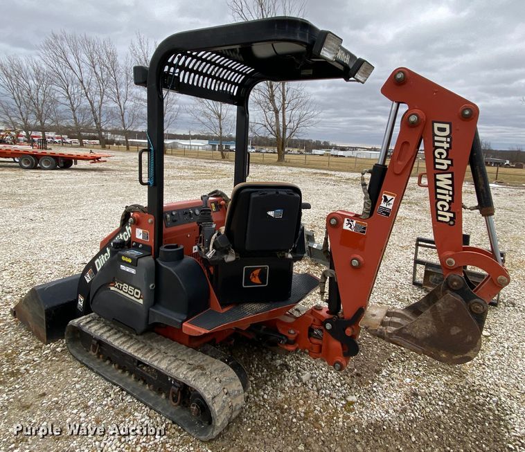 image for item HR9351 2006 Ditch Witch XT850  mini excavator / tool carrier