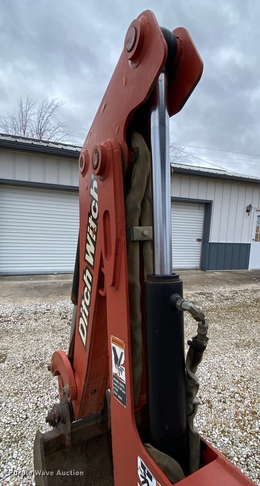 image for item HR9351 2006 Ditch Witch XT850  mini excavator / tool carrier