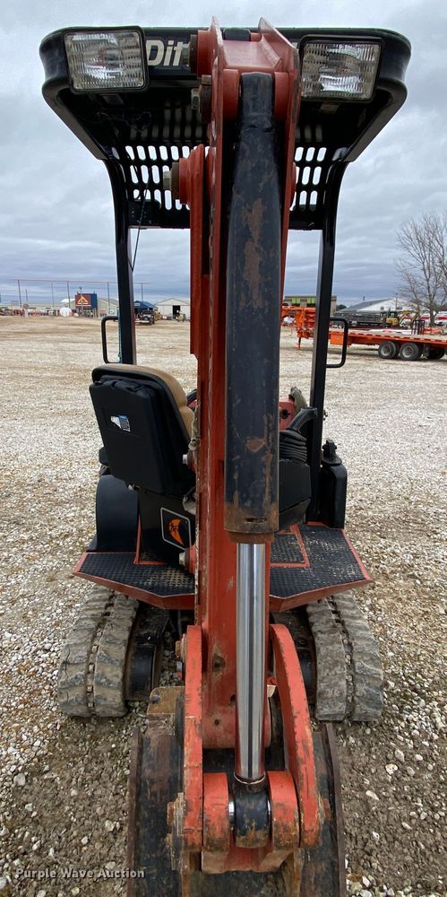 image for item HR9351 2006 Ditch Witch XT850  mini excavator / tool carrier