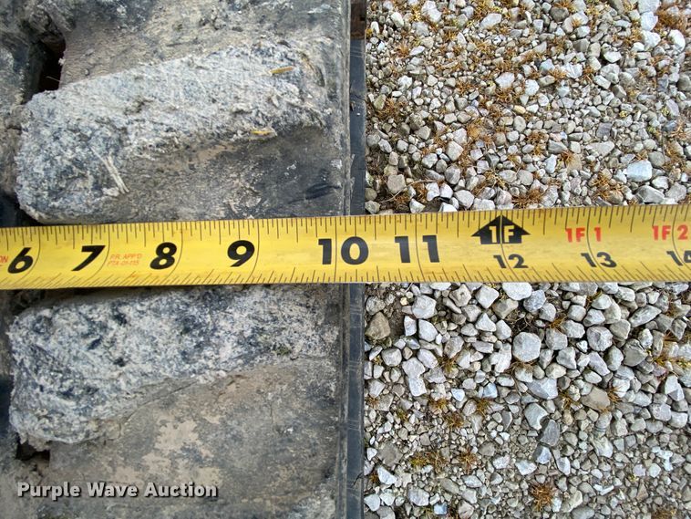 image for item HR9351 2006 Ditch Witch XT850  mini excavator / tool carrier