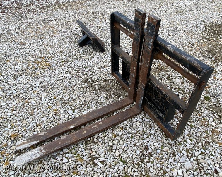 image for item HR9351 2006 Ditch Witch XT850  mini excavator / tool carrier