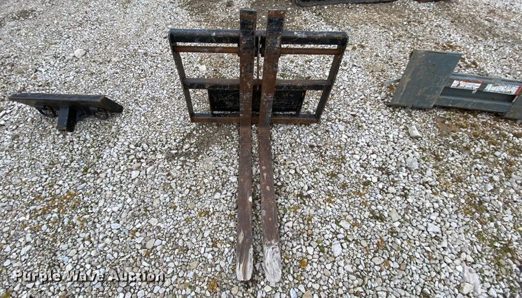 image for item HR9351 2006 Ditch Witch XT850  mini excavator / tool carrier