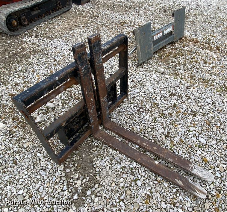 image for item HR9351 2006 Ditch Witch XT850  mini excavator / tool carrier