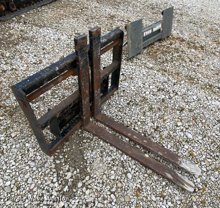 image for item HR9351 2006 Ditch Witch XT850  mini excavator / tool carrier