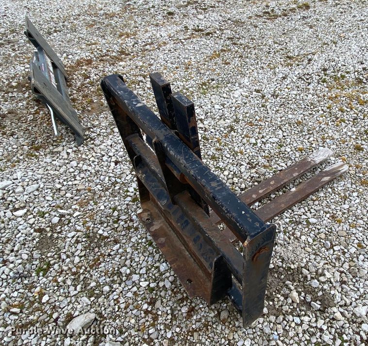 image for item HR9351 2006 Ditch Witch XT850  mini excavator / tool carrier