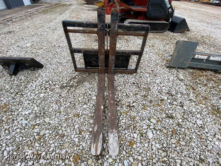 image for item HR9351 2006 Ditch Witch XT850  mini excavator / tool carrier