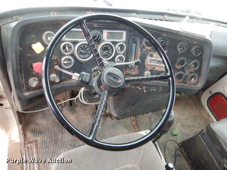 image for item HS9767 1995 Ford LT9000  dump truck