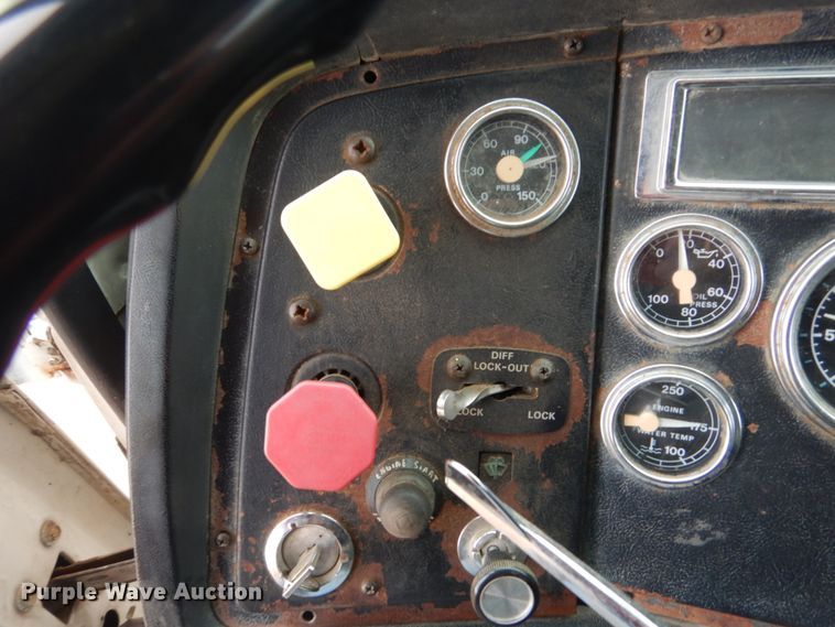 image for item HS9767 1995 Ford LT9000  dump truck