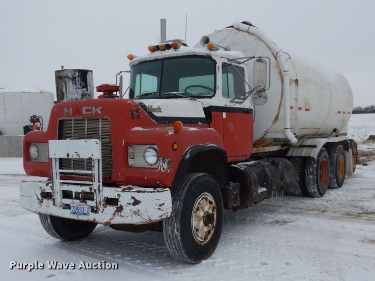 image for item HS9832 1988 Mack 600  tank truck