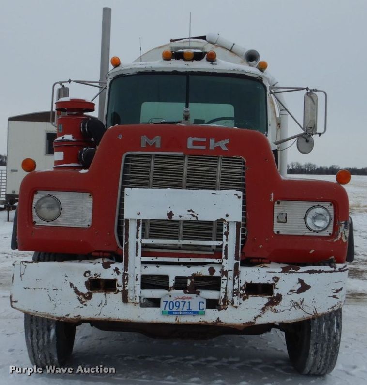 image for item HS9832 1988 Mack 600  tank truck