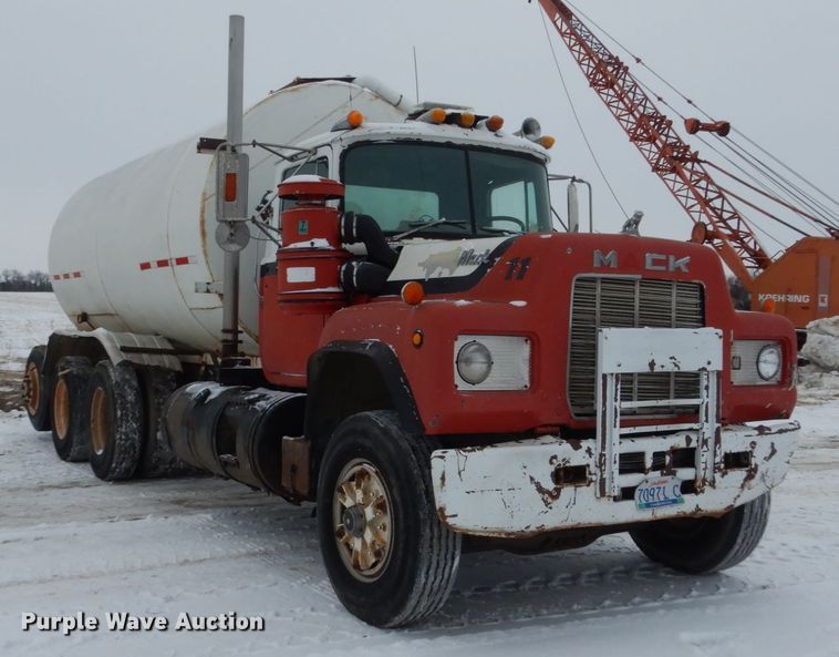 image for item HS9832 1988 Mack 600  tank truck