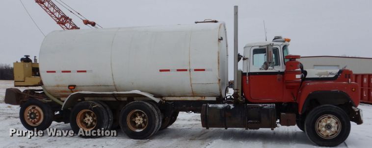 image for item HS9832 1988 Mack 600  tank truck