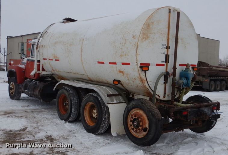 image for item HS9832 1988 Mack 600  tank truck