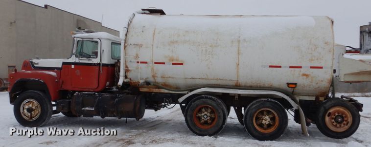 image for item HS9832 1988 Mack 600  tank truck